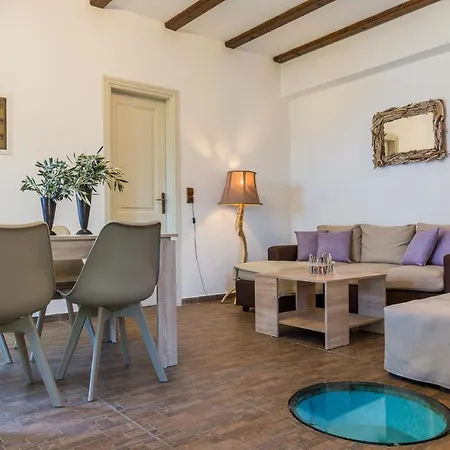 Apartament Glysteri *